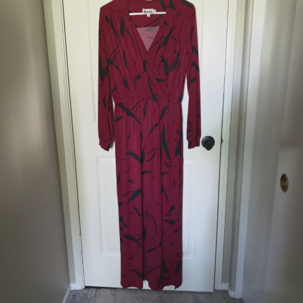 Maroon long sleeve maxi dress